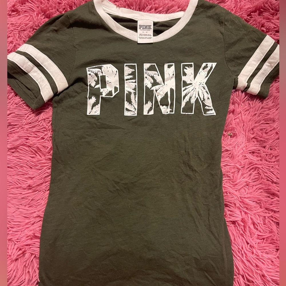 pink t-shirt forest green 💚